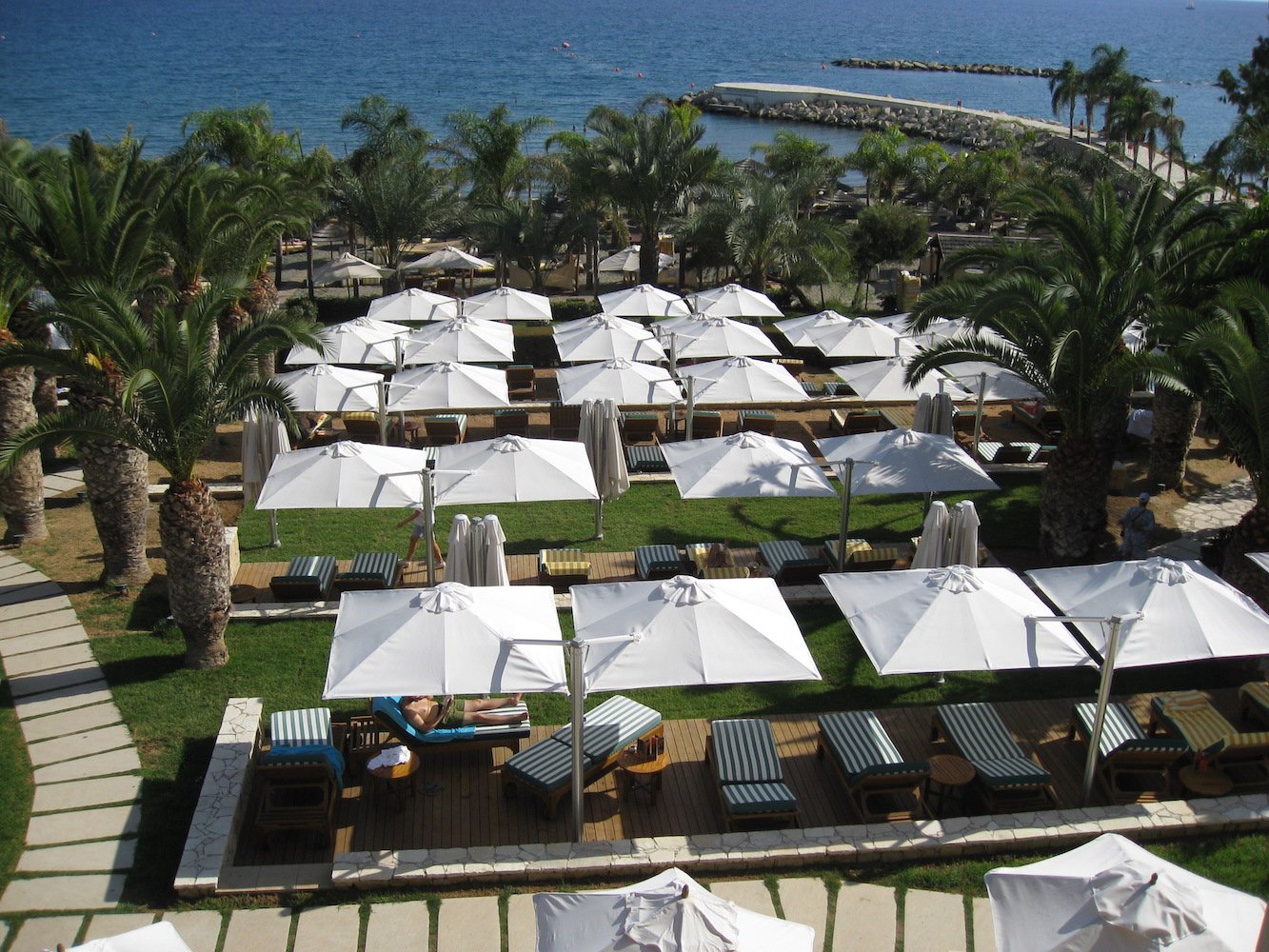 HOTEL UMBRELLA SYSTEMS / HOTEL SHADE SOLUTIONS
