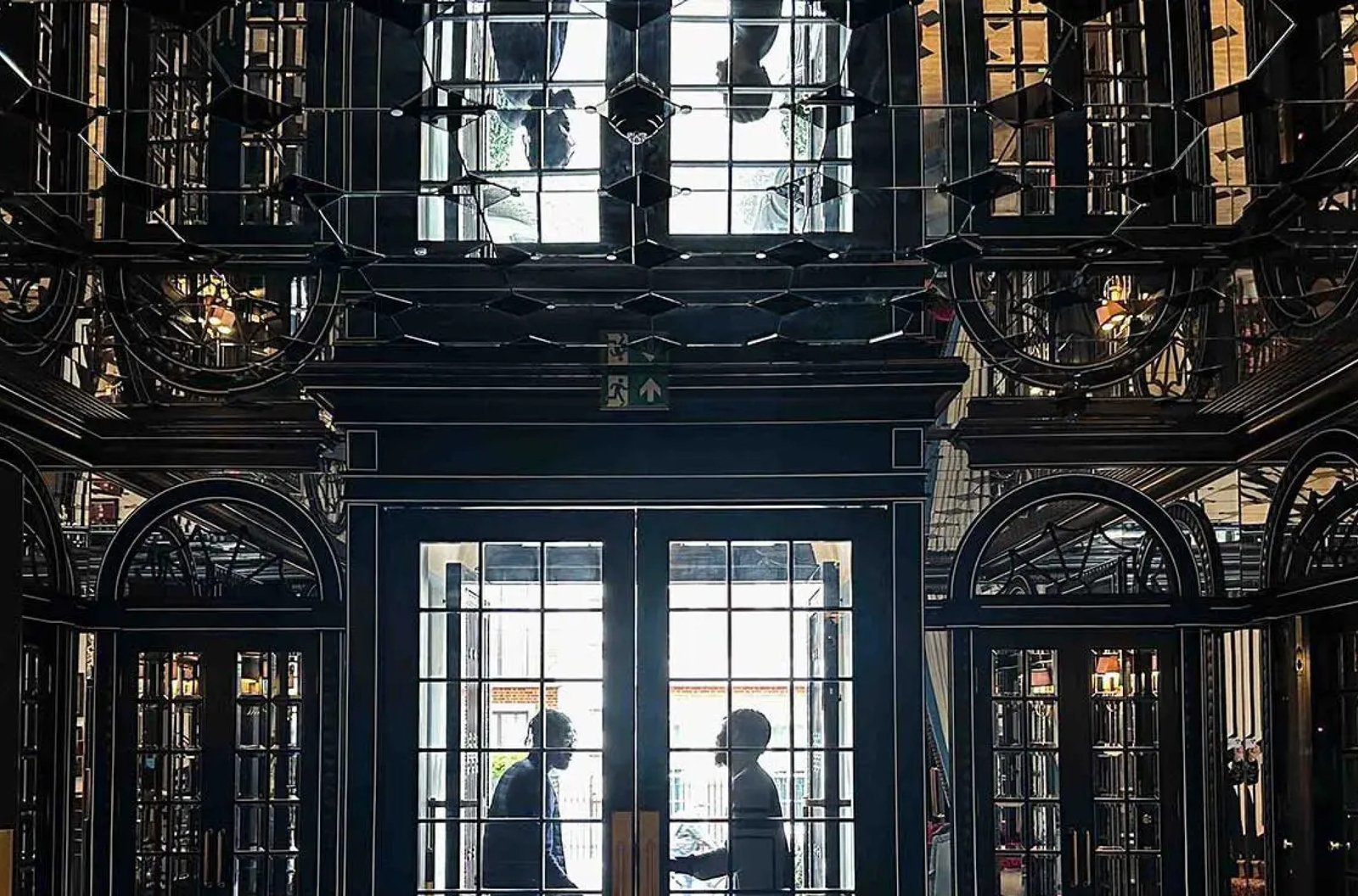 Why Superyachtiers Choose Glass Designs for Bespoke Showers and Mirrors