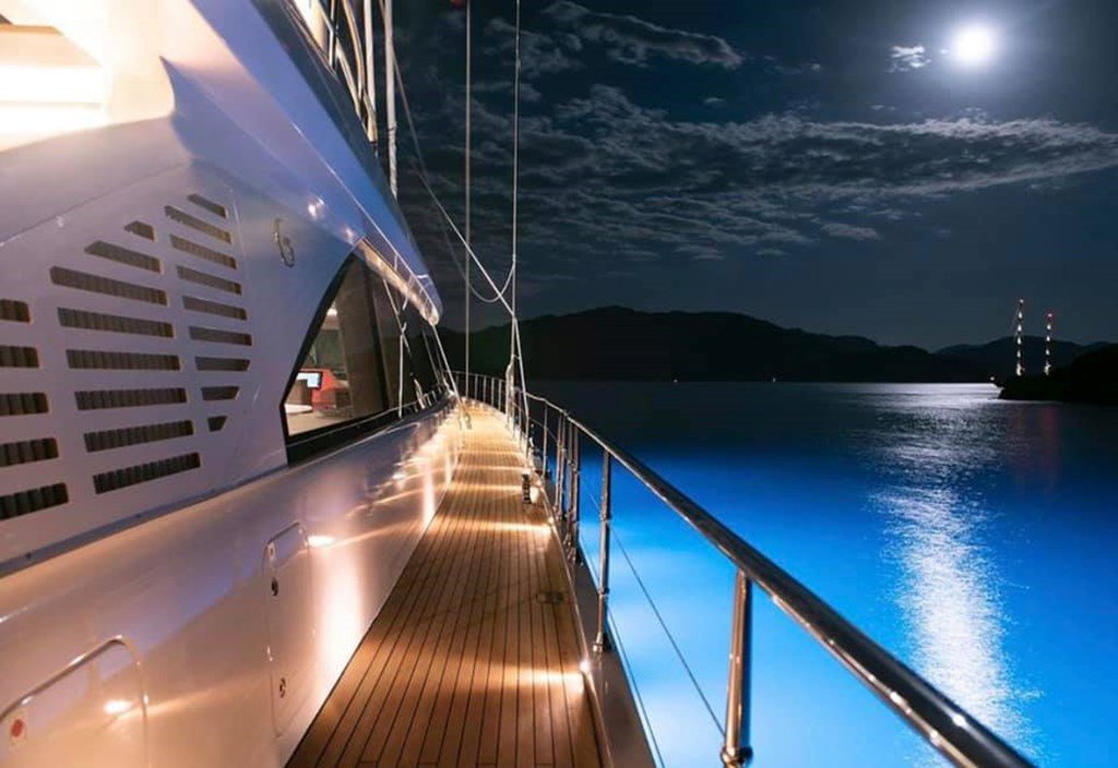 Premium Underwater Lighting For Superyachts